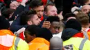 Striker Arsenal, Danny Welbeck, disambut rekan-rekannya setelah mencetak gol ke gawang Leicester City di menit akhir dalam laga Liga Inggris di Stadion Emirates, London, Minggu (14/2/2016). (Reuters/Darren Staples)