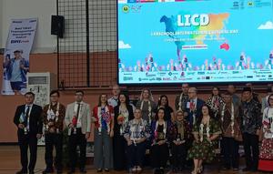 Foto bersama perwakilan dari 14 negara dalam acara&nbsp;Labschool International Cultural Day (LICD) dengan tema "Global Window: A Journey Through Nations," di SMP Labschool Kebayoran, Jakarta, Jumat (14/11/2025). (Dok. Liputan6.com/Fanny Marizka).