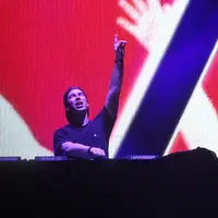 Tatanan lampu yang begitu menggelegar sangat mendukung suasana ketika Iam Hardwell memainkan musik EDM. (Adrian Putra/Bintang.com)