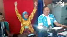 Petugas yang mendampingi sang nenek sampai tertawa.