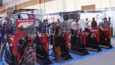 Pengunjung memilih produk kegiatan luar ruang pada pameran Indonesia Outdoor Festival (Indofest) 2020 di JCC Senayan, Jakarta, Kamis (12/3/2020). Pameran hingga 15 Maret 2020 itu menampilkan berbagai macam produk kegiatan luar ruang dengan berbagai merek dengan diskon. (Liputan6.com/Angga Yuniar)