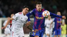 Pemain depan Benfica Darwin Nunez (kiri) berebut bola dengan bek Barcelona Gerard Pique pada matchday kelima Grup E Liga Champions di Camp Nou, Rabu (24/11/2021) dini hari WIB. Barcelona hanya mampu bermain imbang 0-0 kala menjamu Benfica. (Josep LAGO / AFP)