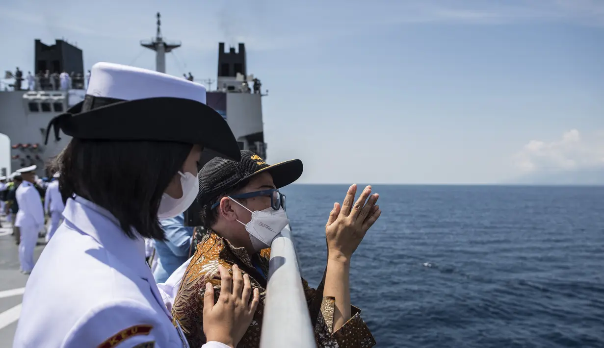 Keluarga awak KRI Nanggala 402 menghadiri Upacara Tabur Bunga Tabur Bunga dari geladak Helly KRI Dr Soeharso-990 di perairan utara pulau Bali, Jumat (30/4/2021). Kegiatan yang diikuti dari 53 keluarga awak KRI Nanggala 402 yang tenggelam itu diwarnai suasana haru dan kesedihan. (Juni Kriswanto/AFP)