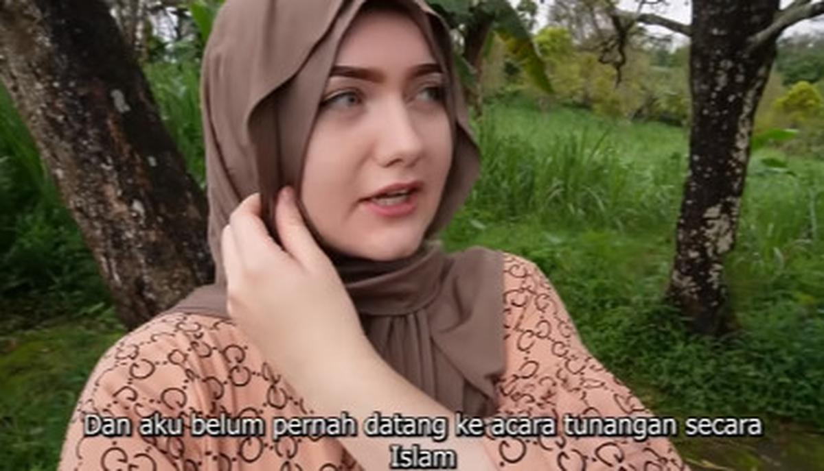 Baru Pertama Kali Selama Hidup, Bule Cantik Mualaf dari Amerika Ini Saksikan Acara Tunangan
