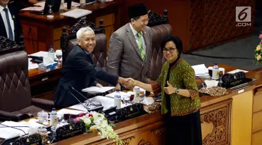 Menkeu Sri Mulyani menyerahkan berkas laporan kepada pimpinan DPR dalam Rapat Paripurna di Kompleks Parlemen, Jakarta, Kamis (27/7). Rapat mengambil keputusan persetujuan aturan intip rekening dari Perppu Nomor 1/2017 menjadi UU (Liputan6.com/Johan Tallo)