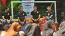 Pelatih Arema, Milomir Seslija dan pemain Arema menjawab pertanyaan dari siswa dan guru SMAN 3 Kota Malang dalam acara Arema Goes to School. Sabtu (30/4/2016). (Bola.com/Iwan Setiawan)