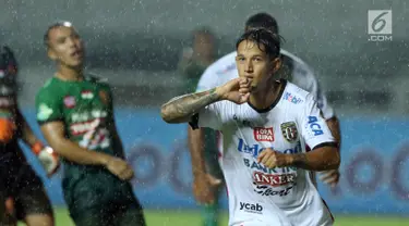 Pemain depan Bali United, Irfan Bachdim merayakan golnya ke gawang PS TNI saat laga lanjutan Liga 1 Indonesia di Stadion Pakansari, Kab Bogor, Senin (10/7). Laga dimenangkan Bali United dengan skor 4-3. (Liputan6.com/Helmi Fithriansyah)