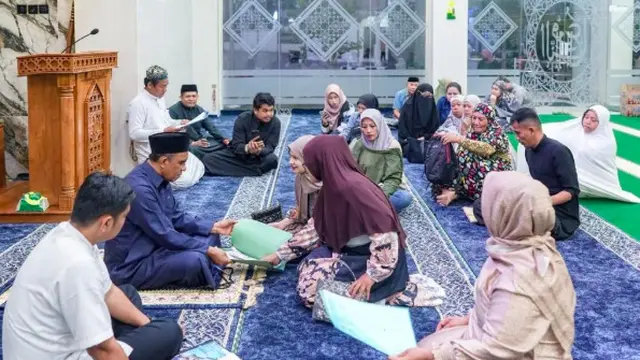 Gubernur Anwar Hafid saat menerima warga usai Salat Subuh. (Istimewa)