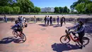 Turis dan warga mengunjungi Lafayette Square dekat Gedung Putih di Washington, DC, pada Selasa (10/5/2021). Lafayette Square dibuka kembali untuk pejalan kaki hampir setahun setelah daerah itu dipagari ketika demonstrasi semakin besar sebagai tanggapan atas kematian George Floyd. (Eric BARADAT/AFP)