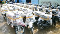 Deretan sepeda motor sebelum didistribusikan melalui Pelabuhan Sunda Kelapa Jakarta, Senin (9/1). Asosiasi Industri Sepeda Motor Indonesia (AISI) memprediksi penjualan motor pada 2017 masih akan cenderung stagnan. (Liputan6.com/Angga Yuniar)