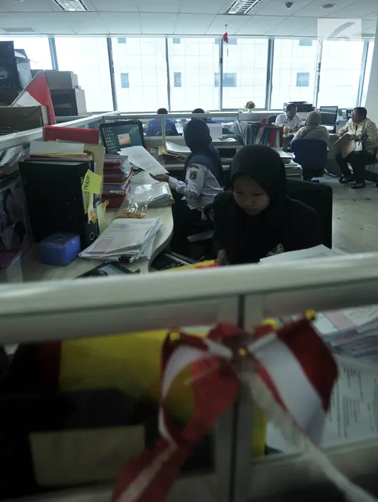 Pegawai Pemprov DKI Jakarta melakukan aktivitas kerja di Balai Kota, Rabu (2/1). Berdasarkan data absensi, sebanyak 36.806 pegawai PNS se-DKI tidak hadir, mayoritas diantaranya bolos pada hari pertama kerja di tahun 2019. (Merdeka.com/Iqbal S. Nugroho)