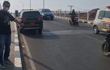 Brutal, Begal Tabrak Pegawai MBG hingga Bahu Patah di Jembatan Musi