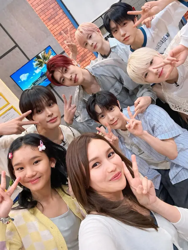 Definisi Lucky Fans, Gaya Kompak Ayu Ting Ting dan Bilqis dengan Celana Jeans saat Bertemu NCT WISH