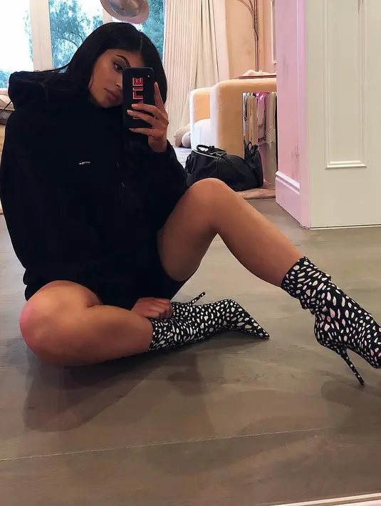 Bukan Kylie Jenner namanya kalau nggak mirror selfie di rumah! Nggak kebayang berapa banyak selfie yang ia punya di handphonenya ya. (instagram/kyliejenner)