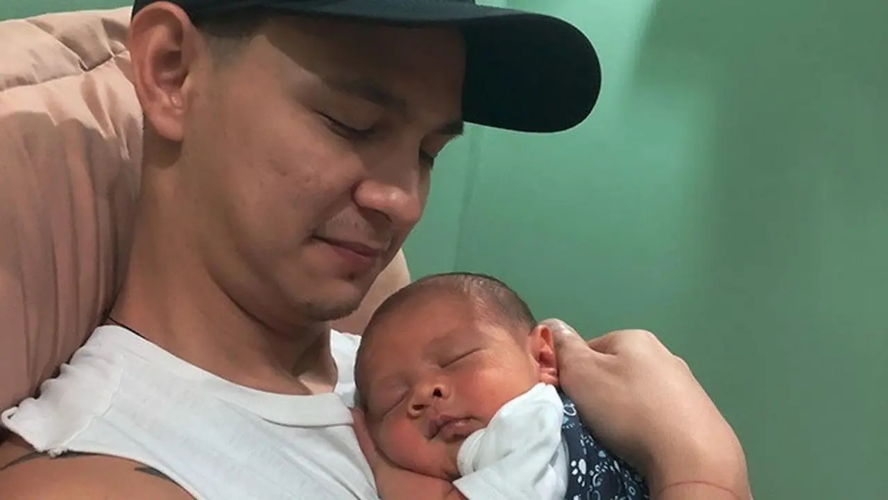 6 Potret Marcell Darwin Momong Anak, Disebut Hot Papi