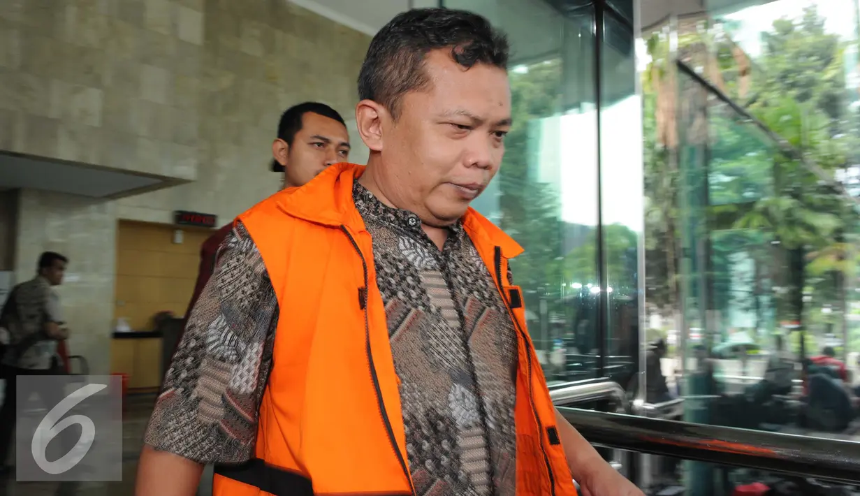 Panitera Pengganti PN Jakarta Pusat Santoso berjalan usai menjalani pemeriksaan di Gedung KPK, Jakarta, Jumat (26/8). (Liputan6.com/Helmi Afandi) 
