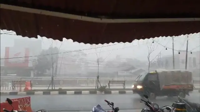 Kota Depok Dilanda Puting Beliung dan Hujan Es
