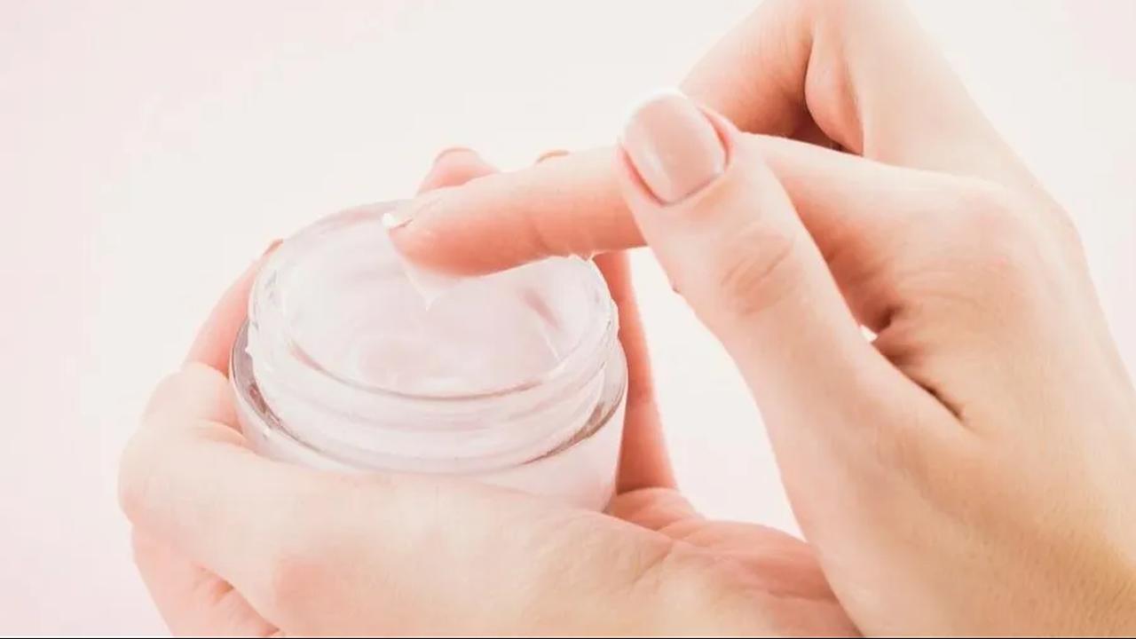 Emulsion, sebagai light moisturizer, berbahan dasar air dan lebih ringan daripada krim atau lotion.