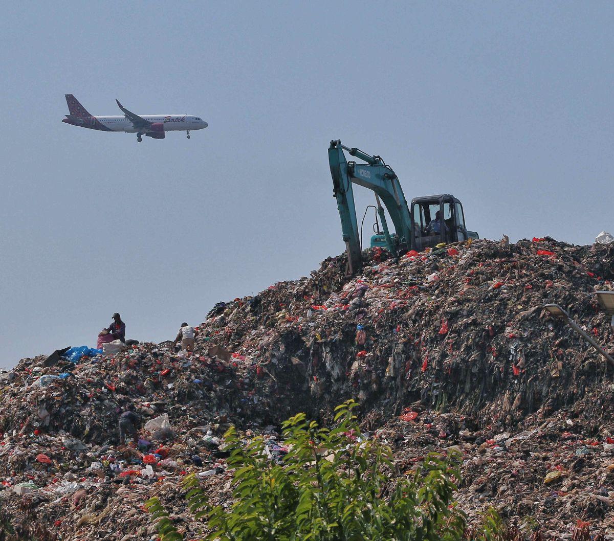 Aktivitas alat berat yang sedang melakukan pengerukan sampah di TPA Rawa Kucing, Kota Tangerang, Banten, Rabu (27/9/2023).