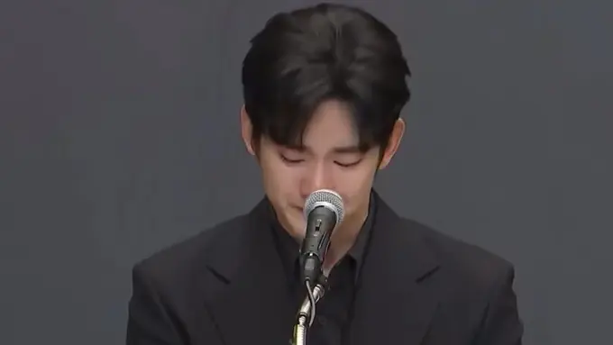 Kim Soo Hyun Dihujani Kritik Usai Gelar Konpers tentang Kim Sae Ron Sambil Nangis, dari Tudingan Tak Tulus hingga Narsis