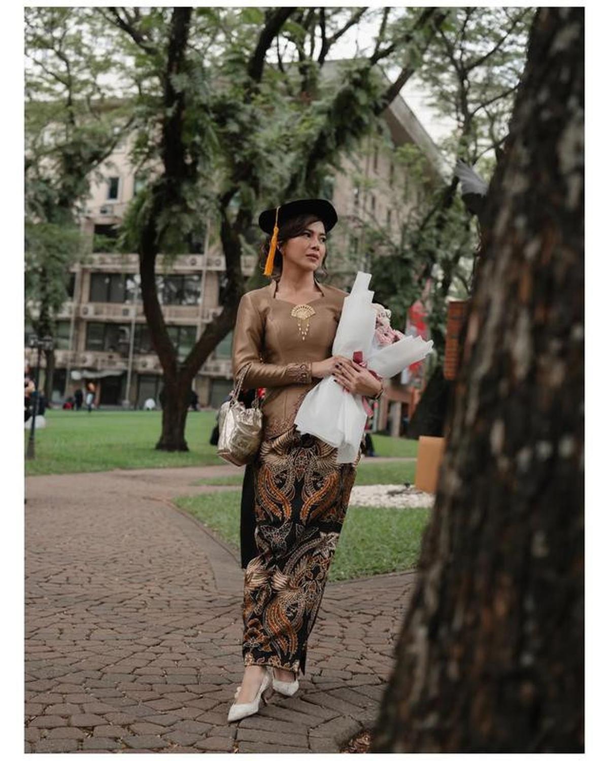 6 Seleb Wanita Wisuda Pakai Kebaya di Sepanjang Tahun 2025, Inspirasi Gaya
