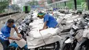 Pada H-2 lebaran, pengiriman paket sepeda motor menggunkan jasa pengiriman kereta api mulai meningkat dengan tujuan kota Jawa Tengah dan Jawa Timur di Stasiun Pasar Senen, Jakarta, Jumat (23/6). (Liputan6.com/Faizal Fanani)