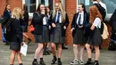 Antusiasme para pelajar Holyrood Secondary School saat kembali masuk sekolah di tengah pelonggaran lockdown di Glasgow, Skotlandia (12/8/2020).  (AFP/ANDY BUCHANAN)