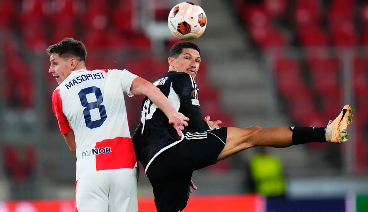 Belum puas dengan keunggulan empat gol, Doudera berhasil membawa Slavia Praha unggul 5-0 setelah mencetak gol pada menit ke-58 memanfaatkan umpan Chytil. (AP Photo/Petr David Josek)