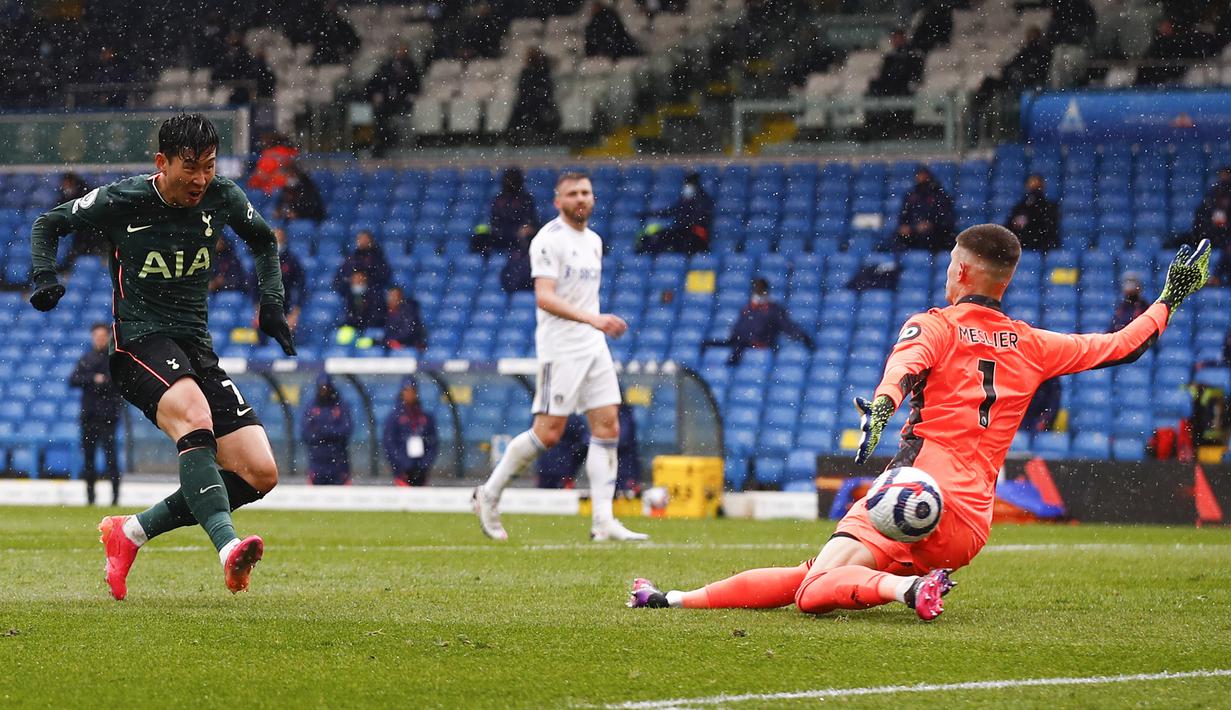 Striker Tottenham Hotspur, Son Heung-Min (kiri) melepaskan tendangan yang berbuah gol ke gawang Leeds United dalam laga lanjutan Liga Inggris 2020/2021 pekan ke-35 di Elland Road, Leeds, Sabtu (8/5/2021). Tottenham kalah 1-3 dari Leeds. (AP/Jason Cairnduff/Pool)