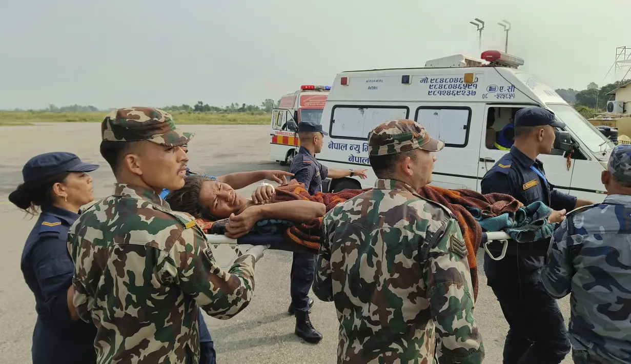 Helikopter-helikopter menerbangkan petugas medis dan obat-obatan ke rumah sakit-rumah sakit di sana. (AP Photo/Krishna Adhikari)