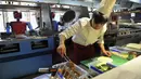 Seorang koki membuat hidangan dibantu sejumlah robot di dapur restoran robot di Hefei, China, Jumat (26/12/2014). (REUTERS/Stringer)