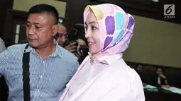 Angelina Sondakh usai menjadi saksi kasus dugaan korupsi alkes RS Khusus Pendidikan Kedokteran di Universitas Udayana dan kasus proyek Wisma Atlet Palembang di Pengadilan Tipikor, Jakarta (30/8). (Liputan6.com/Helmi Afandi)