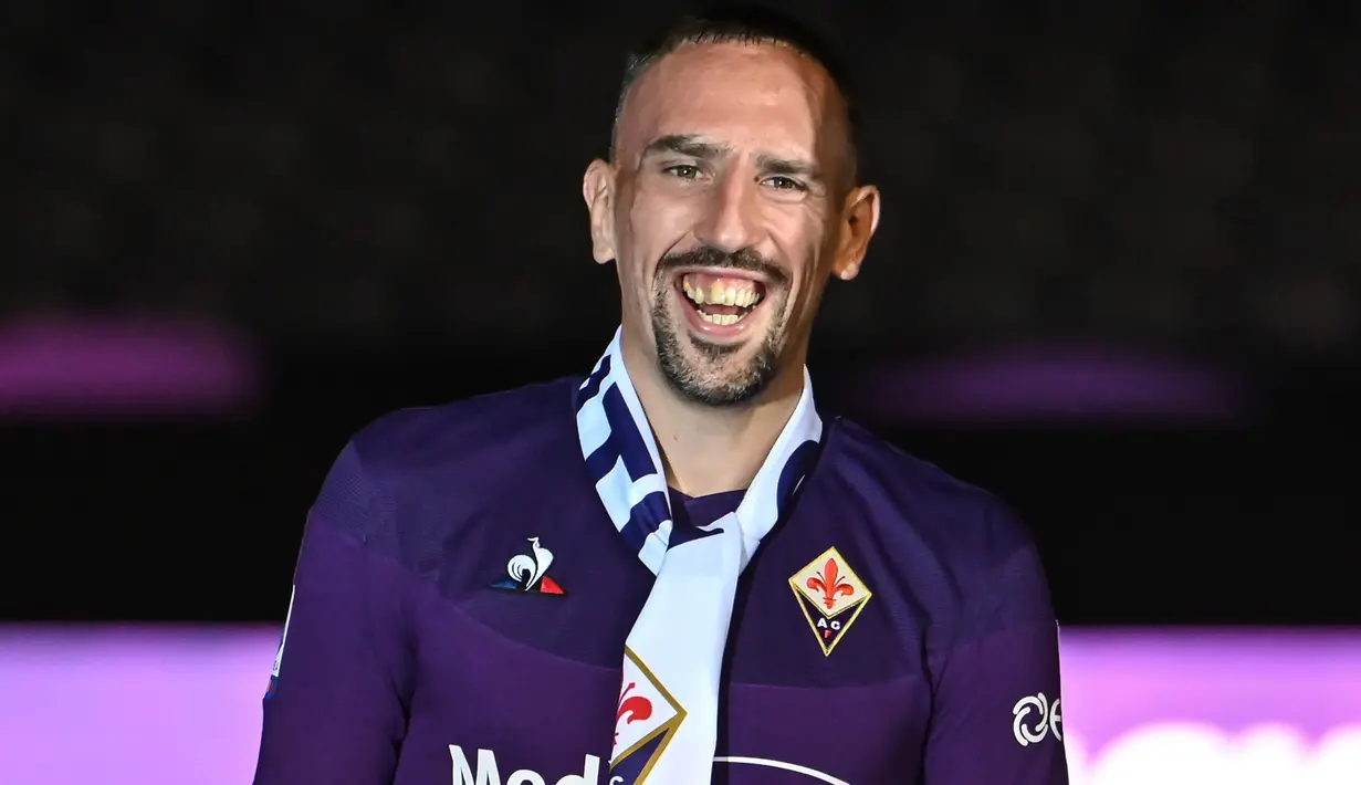 Gelandang baru Fiorentina, Frank Ribery, tersenyum saat diperkenalkan resmi di Florence, Italia (22/8/2019). Ribery didapat Fiorentina dengan gratis. Ribery tak memiliki klub setelah tidak memperpanjang kontraknya dengan Bayern Munchen. (AFP Photo/Andreas Solaro)