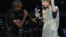 "Meski demikian, Taylor takkan melupakan hal yang sudah terjadi. Ia sepertinya akan mendengarkan album baru Kanye," lanjutnya. (Variety)