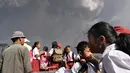 Anak-anak menaiki mobil saat terjadi erupsi Gunung Sinabung di sekolah dasar Sipandak di desa Tiga Pancur di Karo, Sumatra Utara (19/2). Gunung Sinabung aktif kembali tahun 2010 untuk pertama kalinya dalam 400 tahun terakhir. (AFP Photo/Anto Sembiring)