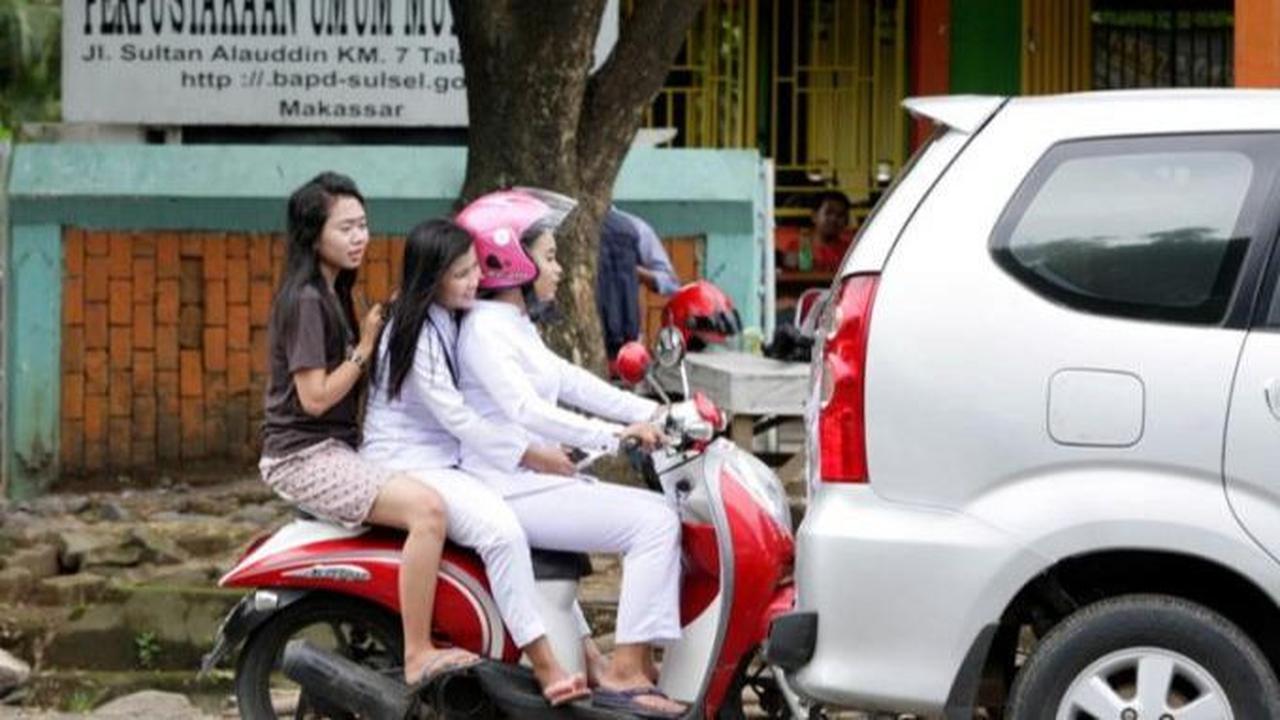 Anda akan dikenai denda jika melanggar aturan dengan membawa tiga penumpang di motor.