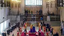 Masyarakat memberikan penghormatan untuk Ratu Elizabeth II di Westminster Hall, London, Inggris, 14 September 2022. Peti jenazah Ratu Elizabeth II akan disemayamkan selama lima hari di Westminster Hall. (Yui Mok/Pool via AP)