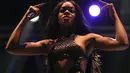 Penyanyi rap wanita Azealia Banks dilaporkan telah meninju seorang petugas keamanan dan menggigit payudara petugas tersebut. Peristiwa tersebut terjadi pada hari Rabu di luar sebuah klub di Manhattan. (Bintang/EPA)