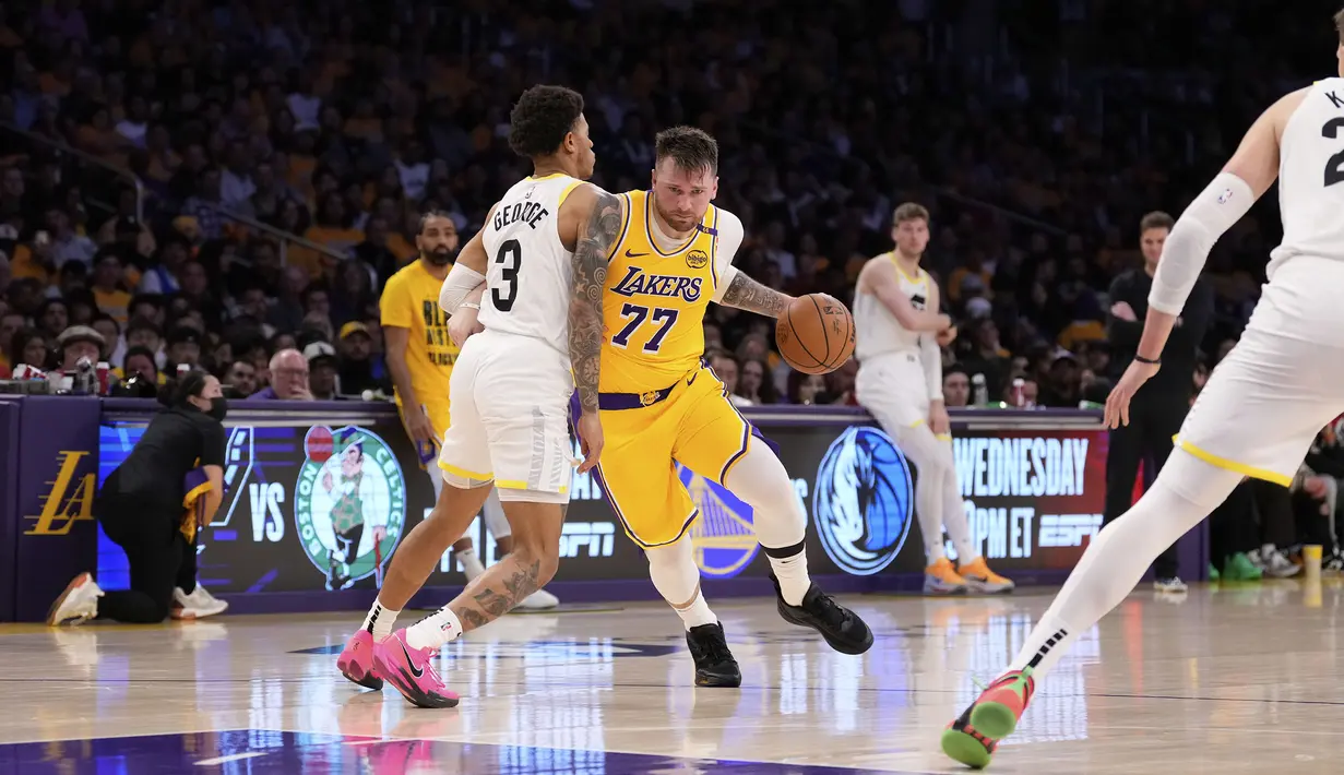 Los Angeles Lakers, luka Doncic, Dribble melewati pemain Jazz Utah Keyonte George di NBA Crypto.com Arena, Los Angeles, California pada hari Selasa (11/02/2025) WIB. (Foto AP/Mark J. Terrill)