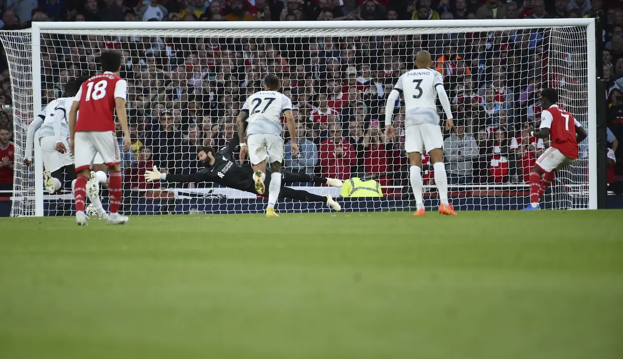 Gelandang Arsenal, Bukayo Saka mencetak gol melalui tendangan penalti ke gawang Liverpool selama pertandingan lanjutan Liga Inggris di Stadion Emirates di London, Minggu (9/10/2022). Kemenangan Arsenal membuat tim Meriam London kembali ke puncak klasemen dengan koleksi 24 poin. (AP Photo/Rui Vieira)