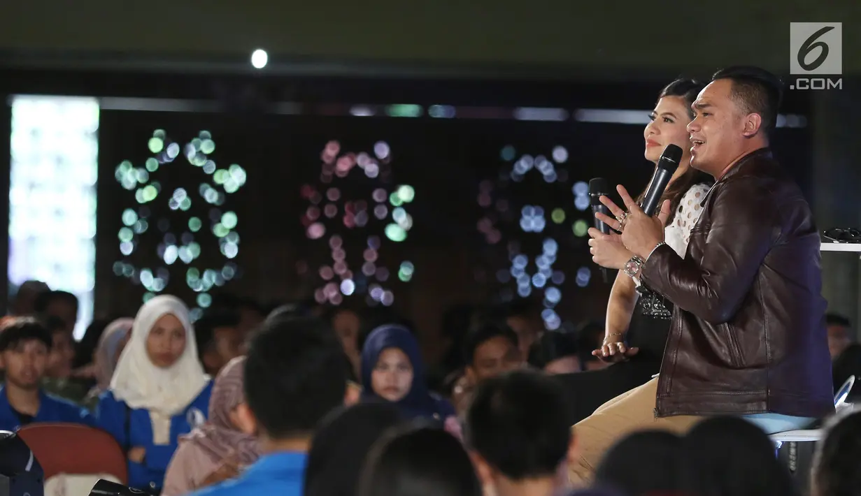 Presenter Valentino menjadi pembicara dalam acara Emtek Goes To Campus (EGTC) 2018 di Universitas Gajah Mada, Yogyakarta, Rabu (17/10). Valentino membagi kisahnya dari pengacara sampai menjadi presenter. (Liputan6.com/Herman Zakharia)