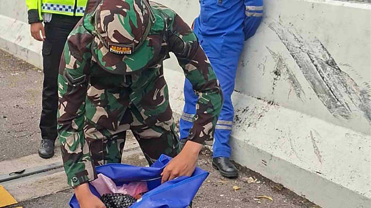 FOTO: Monen Prajurit Korem 043/Gatam Amankan Puluhan Ribu Ekstasi dari Lokasi Kecelakaan