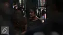 Tersangka kasus pembunuhan Wayan Mirna Salihin, Jessica Kumala Wongso saat dimasukan mobil tahanan usai polisi serahkan jessica ke Kejaksaan Negeri Pusat, Jakarta, (27/5). (Liputan6.com/Faizal Fanani)