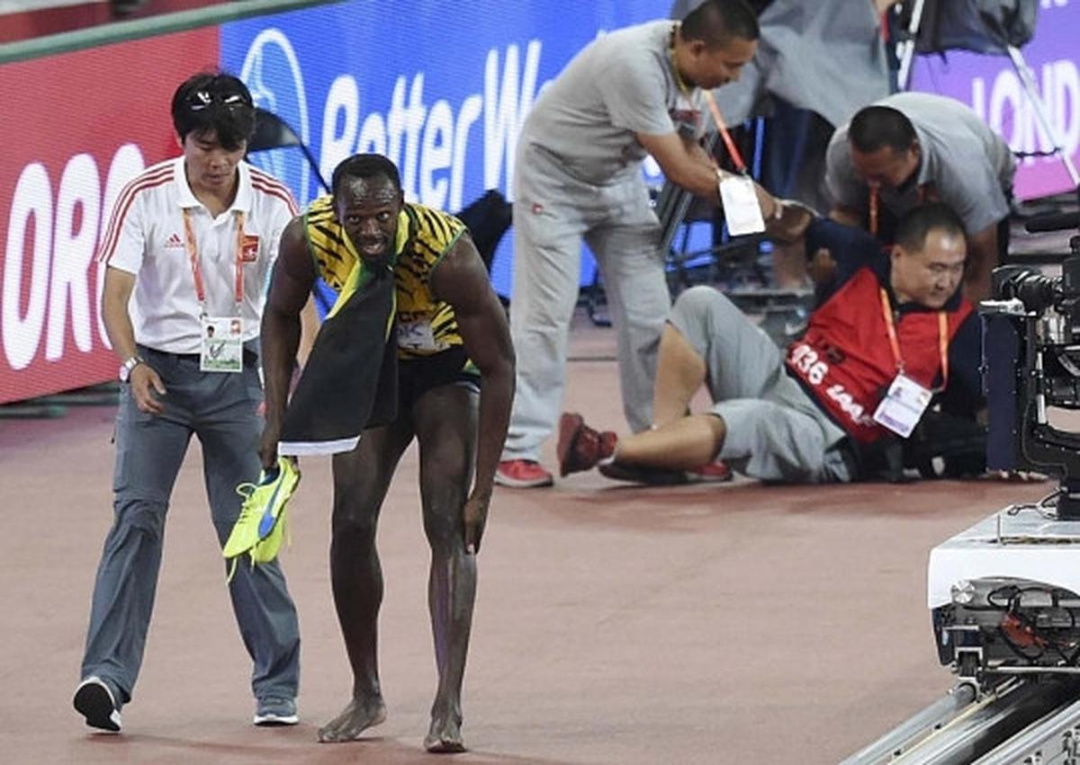 Insiden lucu Usain Bolt tertabrak kameramen usai juara lari 200 M