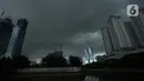 Suasana langit mendung di Jakarta, Sabtu (9/1/2021). Badan Meteorologi, Klimatologi, dan Geofisika (BMKG) memprediksi hujan ringan disertai petir dan angin kencang dengan durasi singkat akan mengguyur Jakarta pada siang dan sore hari ini. (merdeka.com/Imam Buhori)