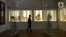 <p>Pengunjung melihat-lihat koleksi Museum Wayang, Jakarta, Sabtu (13/6/2020). Museum yang berada di kawasan Kota Tua Jakarta tersebut mulai kembali dibuka saat pemberlakukan masa transisi PSBB dengan protokol kesehatan. (merdeka.com/Imam Buhori)</p>