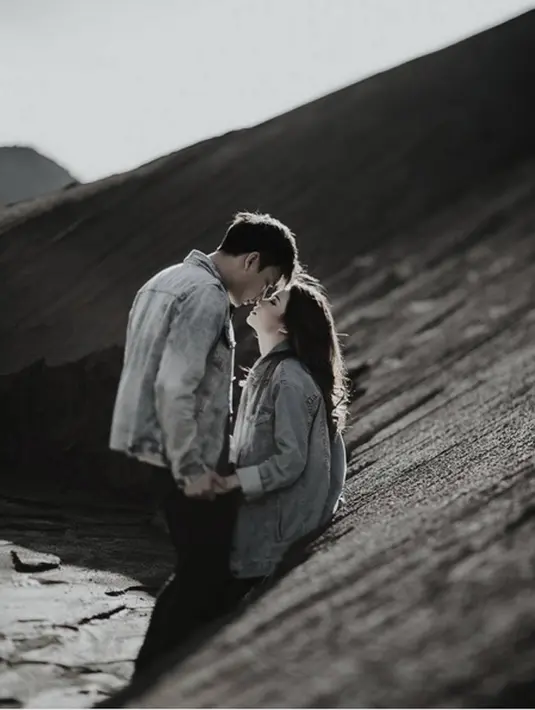 Indahnya awal pernikahan sedang dirasakan oleh keduanya. Sebagai pengantin baru, keduanya mengaku sempat merasakan canggung saat sedang berdua di rumah yang ditempatinya sekarang. (Instagram/fendychow)