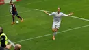 Selebrasi pemain Real Madrid, Cristiano Ronaldo usai mencetak gol ke gawang Eibar pada laga La Liga di Stadion Ipurua, Eibar. Sabtu (10/3). Dua gol Ronaldo membuat Real Madrid memenangkan pertandingan. (AP Photo/Alvaro Barrientos)