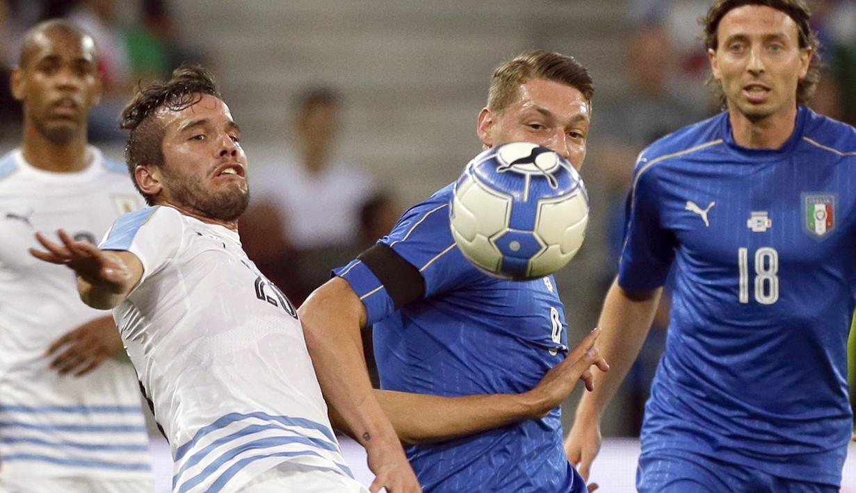 Pemain Uruguay, Alvaro Gonzalez (kiri) berebut bola dengan pemain Italia, Andrea Belotti pada laga Persahabatan di Nice Allianz Riviera stadium, Prancis, (7/6/2017). (AP/Claude Paris)