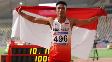 Sprinter Indonesia, Lalu Muhammad Zohri mengibarkan bendera Merah Putih seusai mengikuti kategori 100 meter dalam semifinal Kejuaraan Atletik Asia di Doha, Qatar, Senin (22/4). Lalu Muhammad Zohri sukses menggondol medali perak setelah membukukan catatan waktu 10,13 detik. (AP/Vincent Thian)